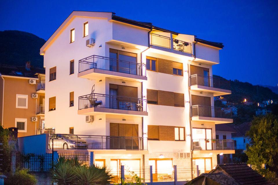 Porto Apartmani Teodo Esterno foto